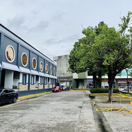 Circle Inn Hotel And Suites Bacolod Esterno foto