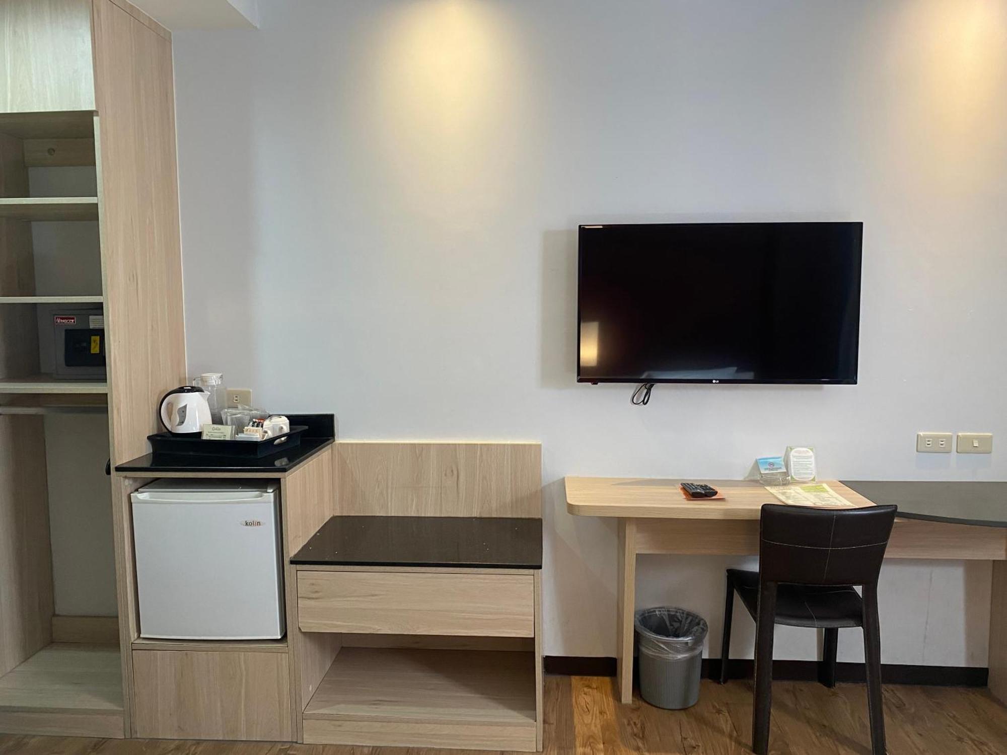 Circle Inn Hotel And Suites Bacolod Esterno foto