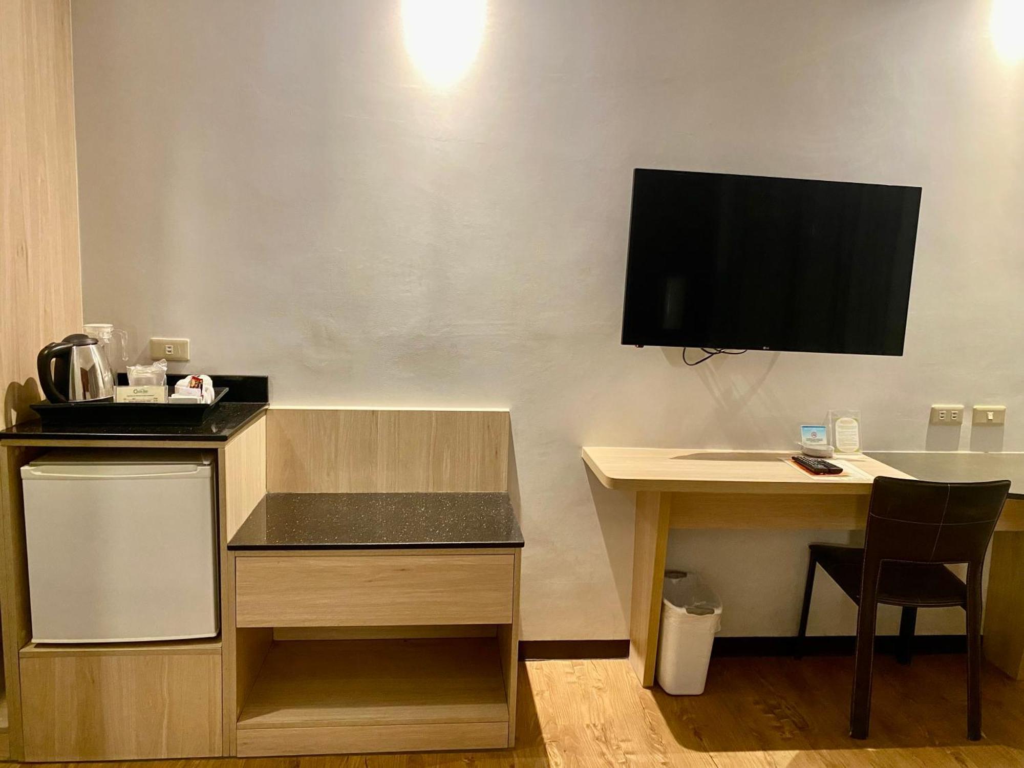 Circle Inn Hotel And Suites Bacolod Esterno foto