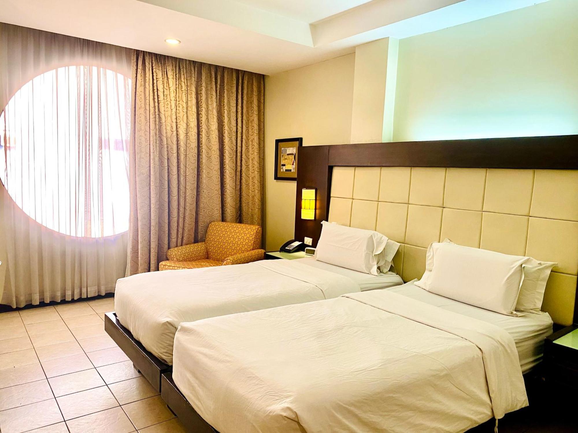 Circle Inn Hotel And Suites Bacolod Esterno foto