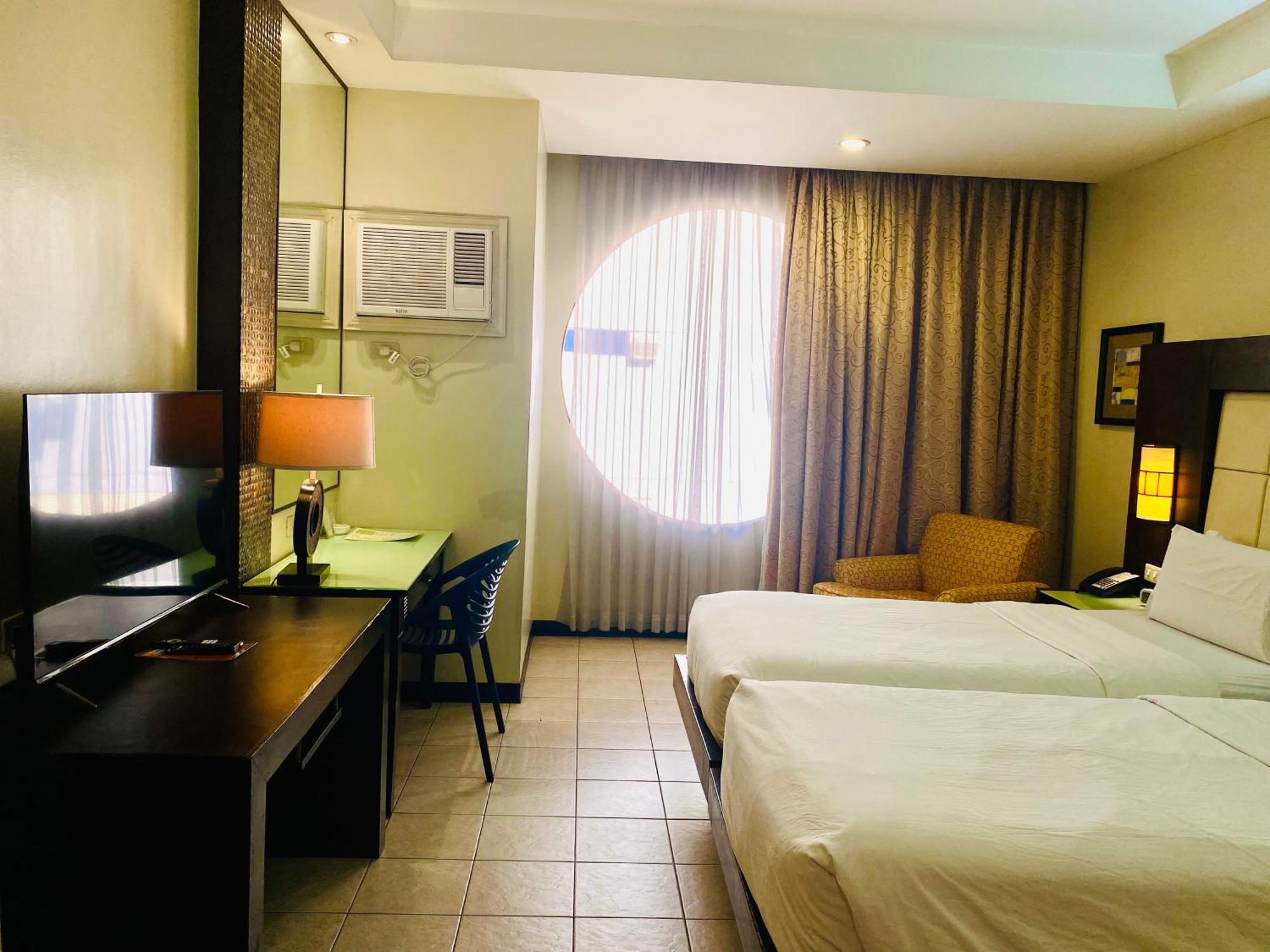 Circle Inn Hotel And Suites Bacolod Esterno foto