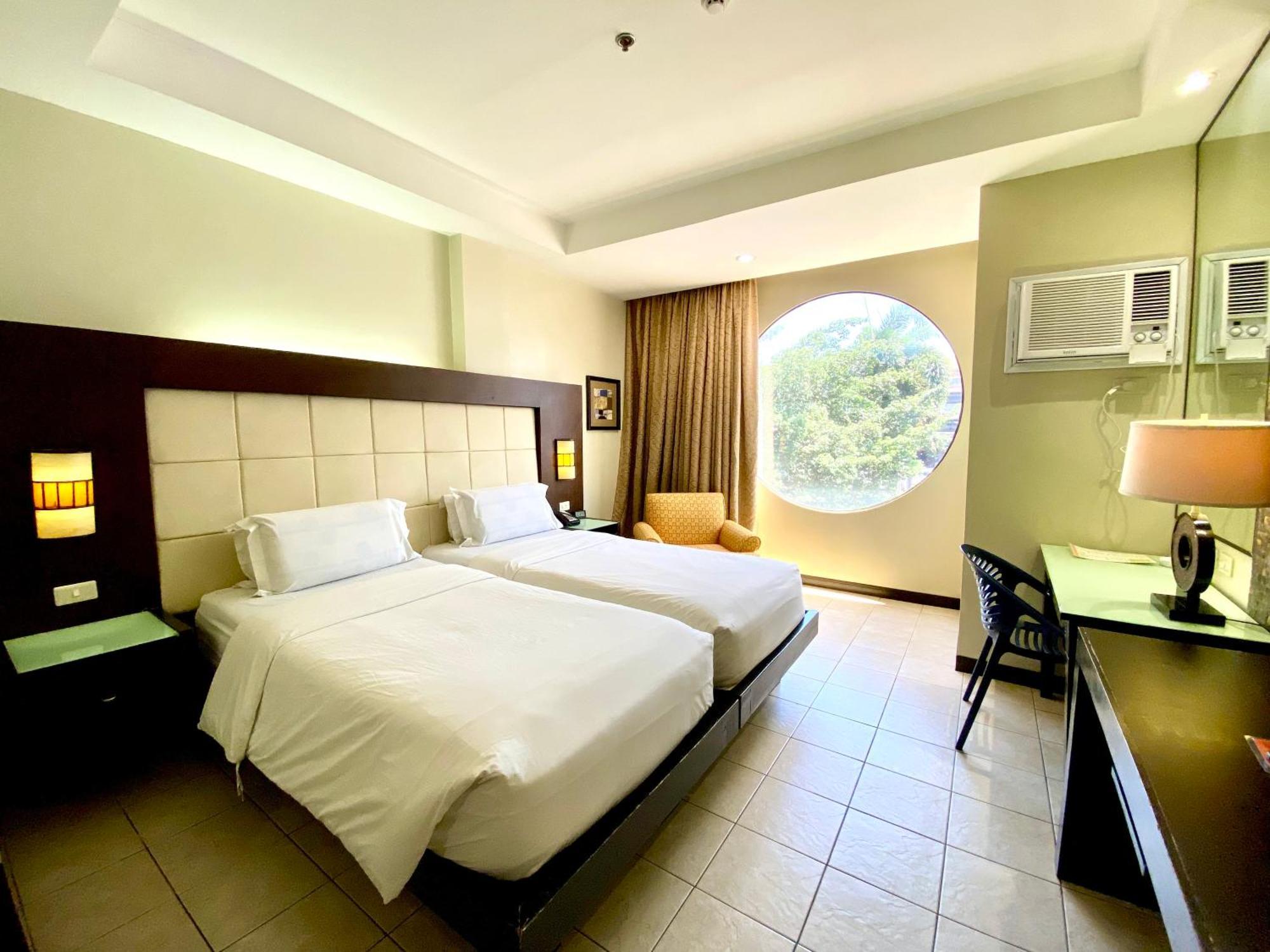 Circle Inn Hotel And Suites Bacolod Esterno foto