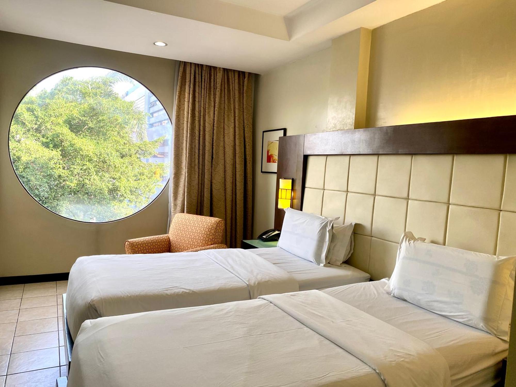 Circle Inn Hotel And Suites Bacolod Esterno foto