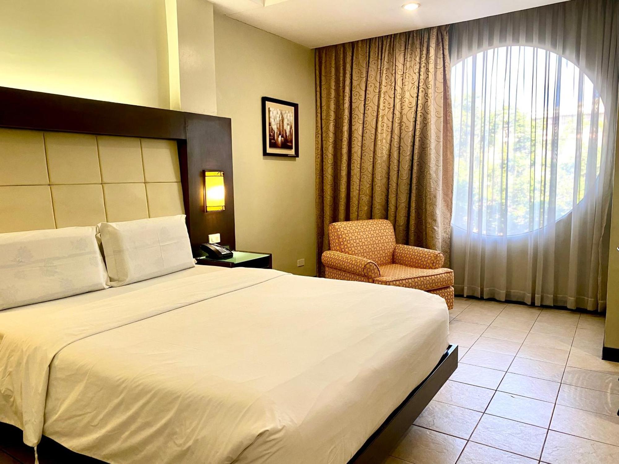 Circle Inn Hotel And Suites Bacolod Esterno foto