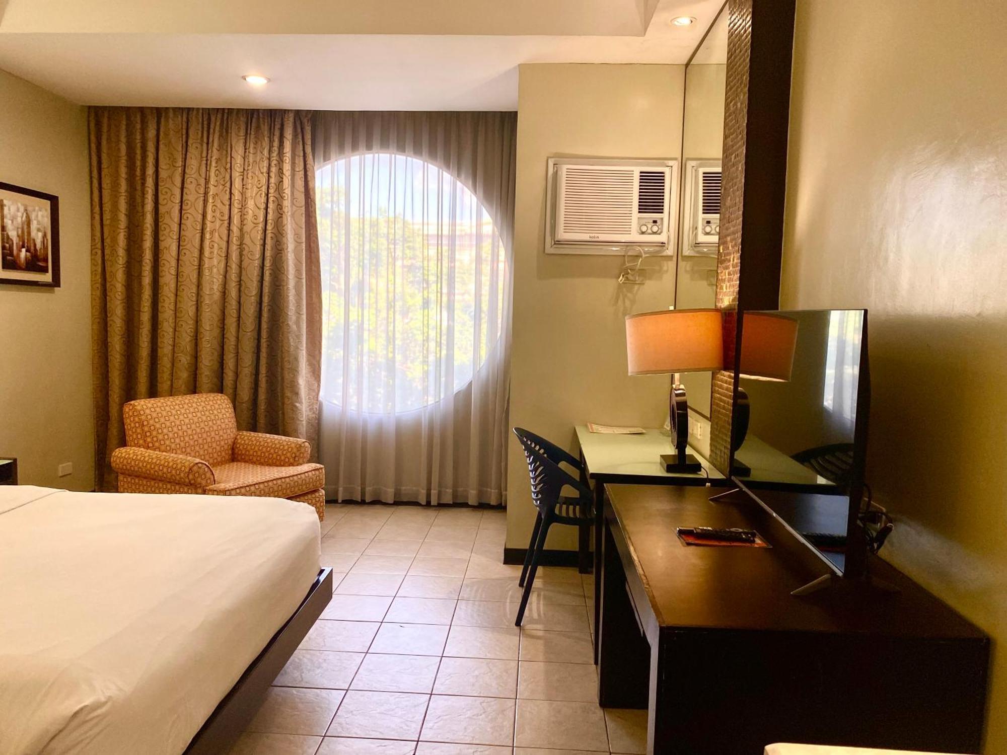 Circle Inn Hotel And Suites Bacolod Esterno foto