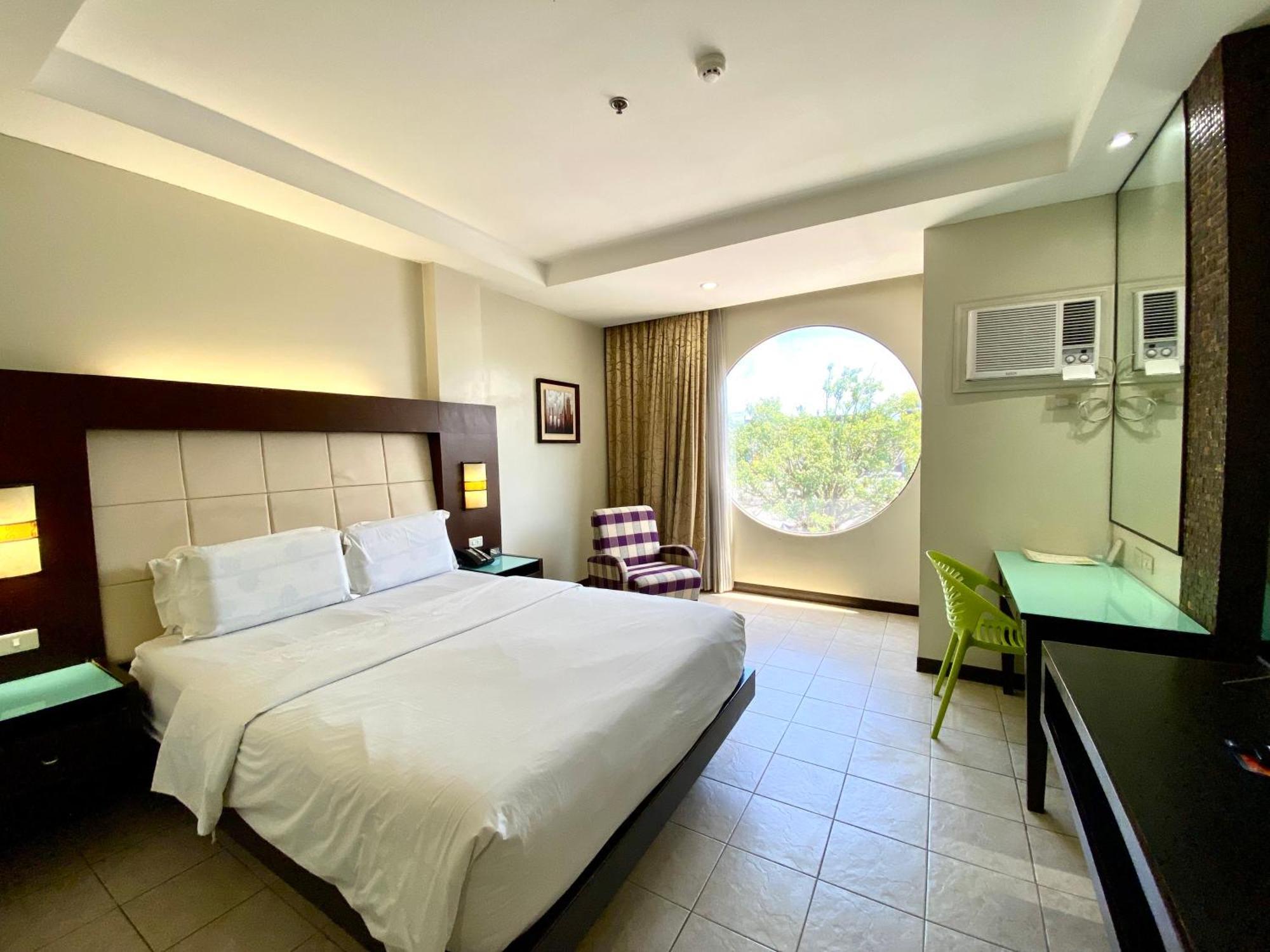 Circle Inn Hotel And Suites Bacolod Esterno foto