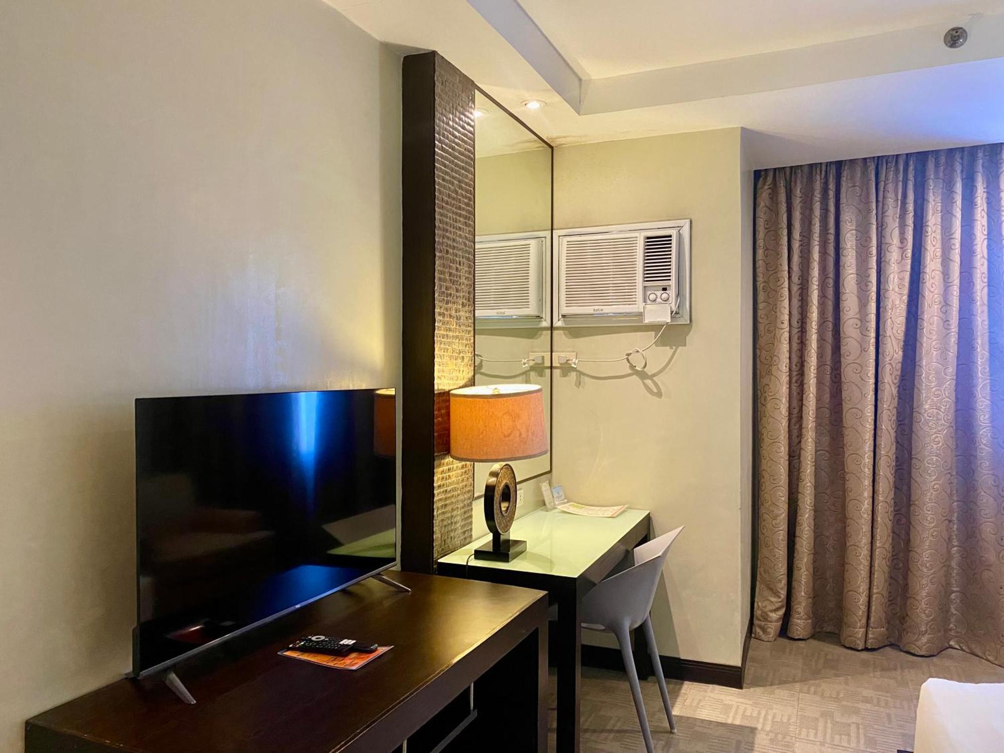 Circle Inn Hotel And Suites Bacolod Esterno foto