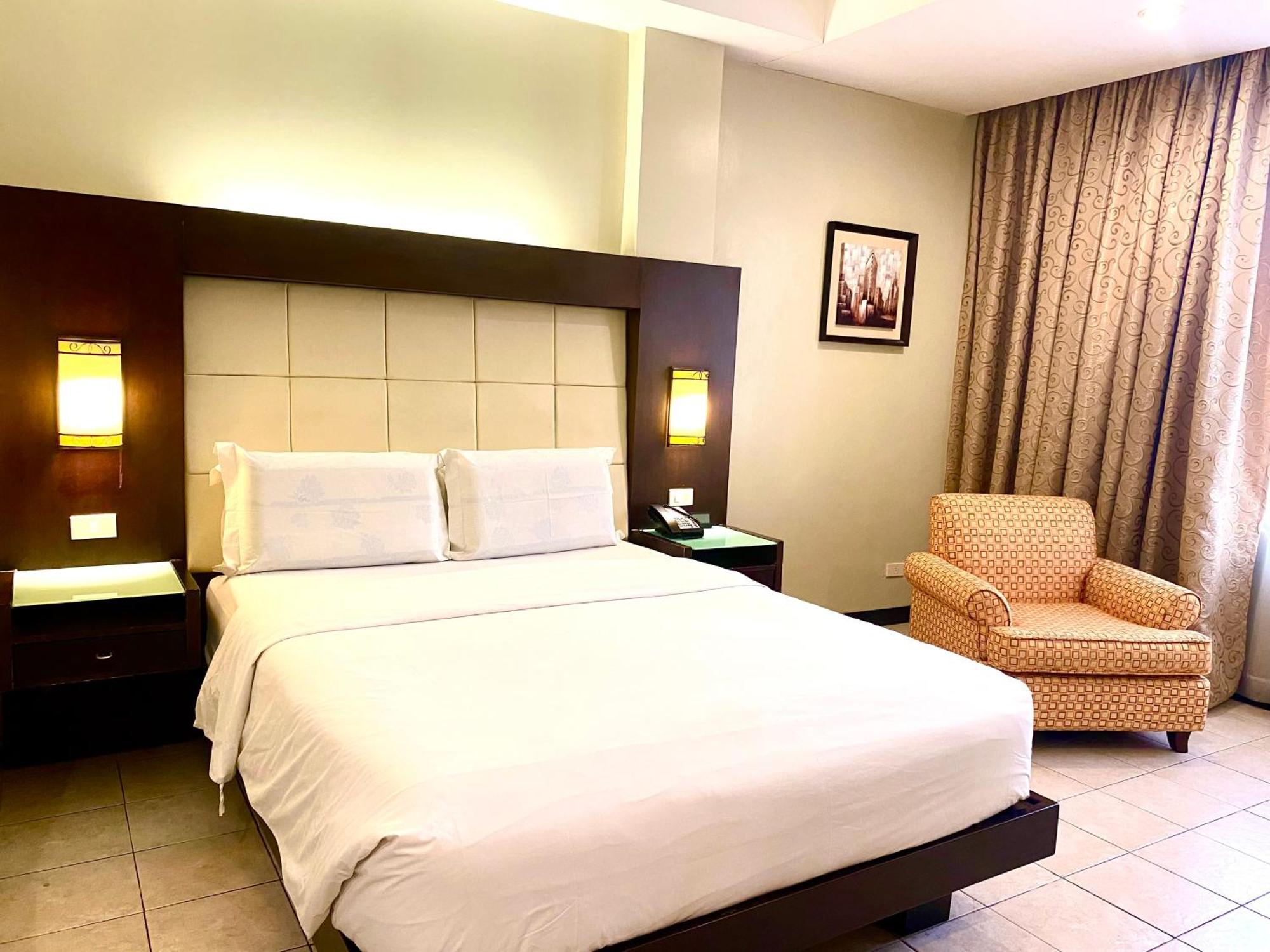 Circle Inn Hotel And Suites Bacolod Esterno foto