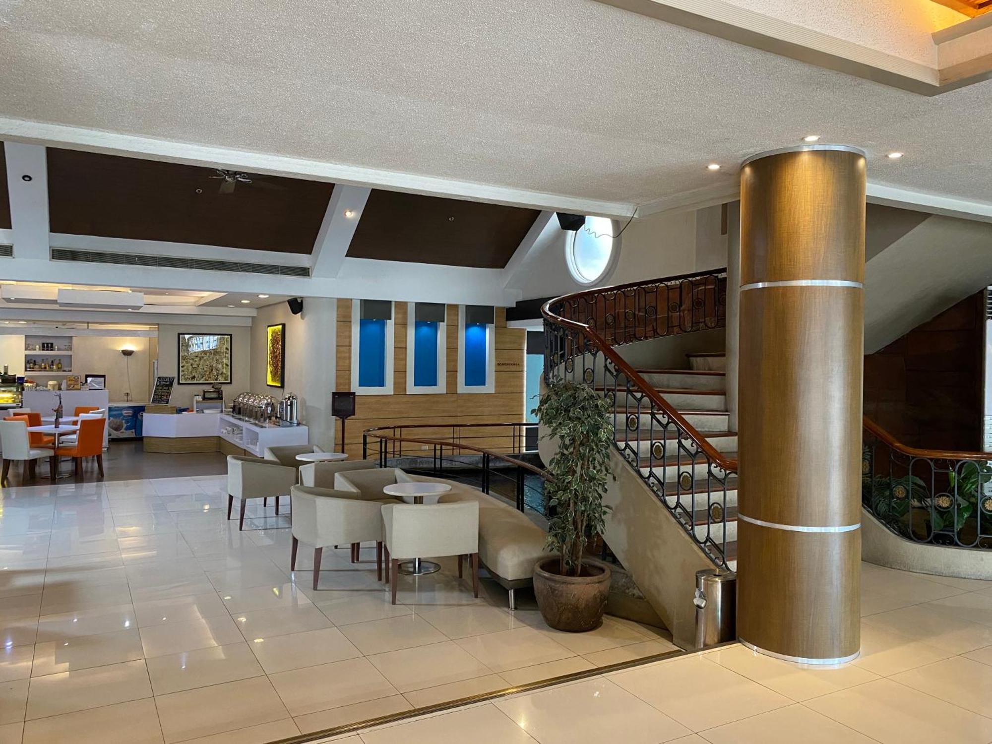 Circle Inn Hotel And Suites Bacolod Esterno foto