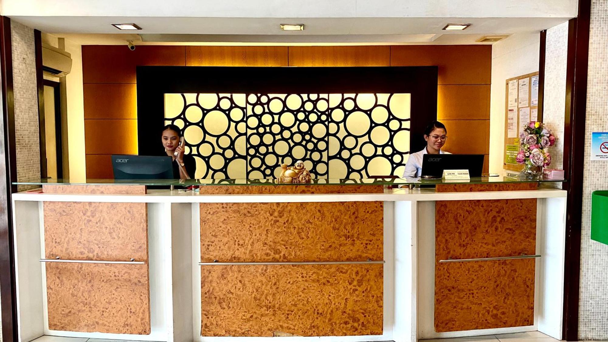 Circle Inn Hotel And Suites Bacolod Esterno foto