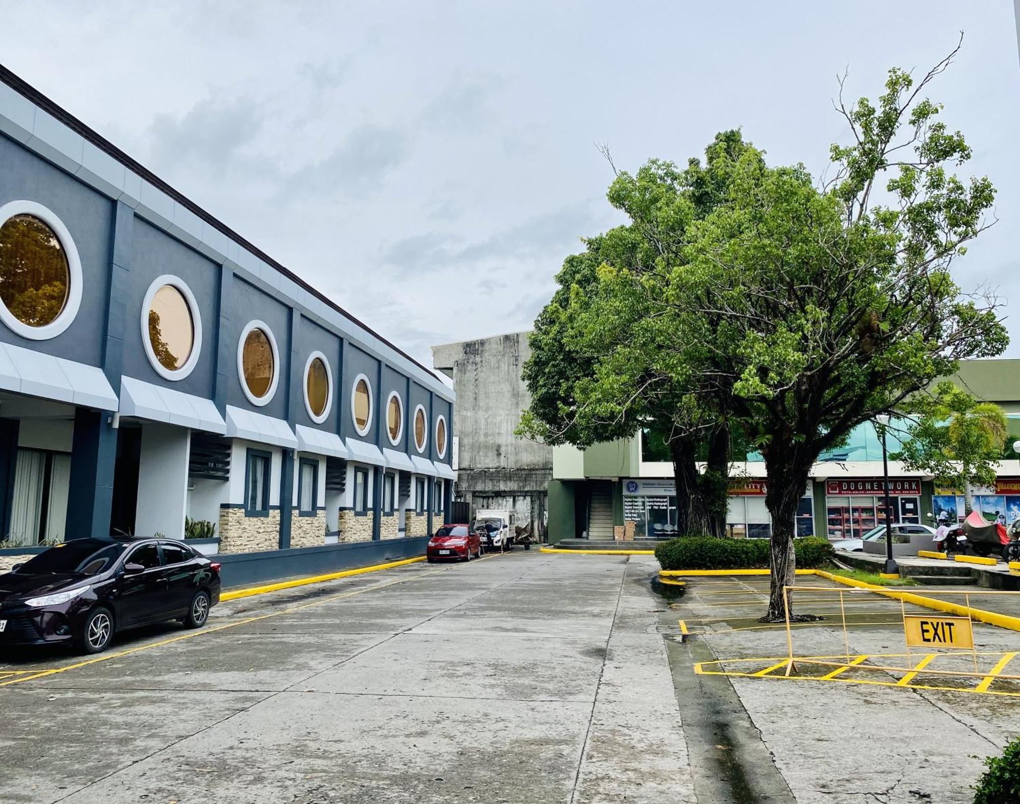 Circle Inn Hotel And Suites Bacolod Esterno foto