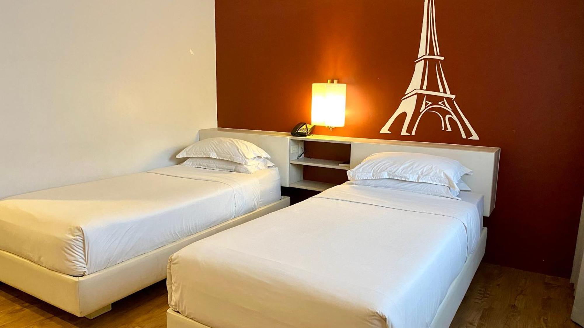 Circle Inn Hotel And Suites Bacolod Esterno foto