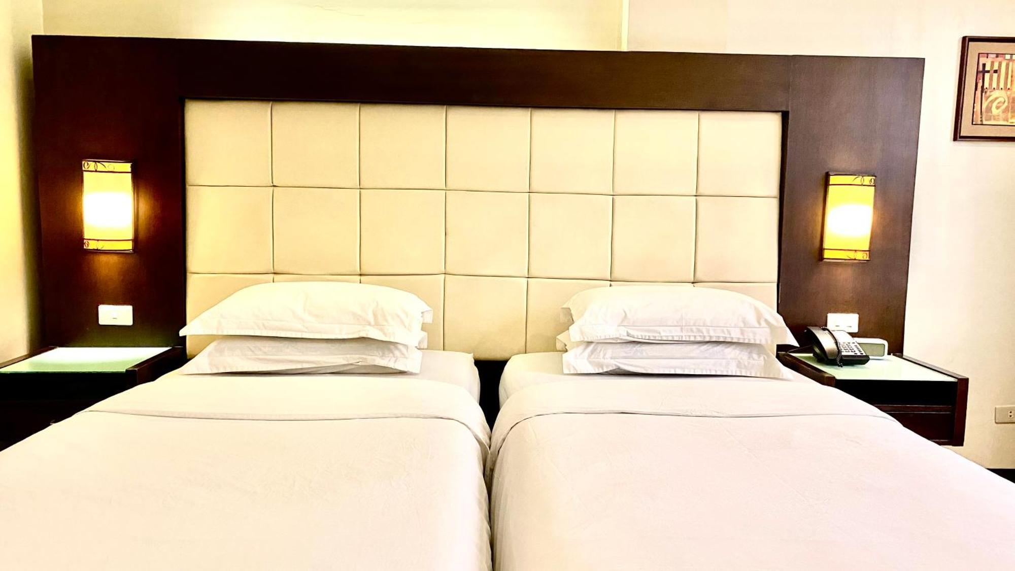 Circle Inn Hotel And Suites Bacolod Esterno foto