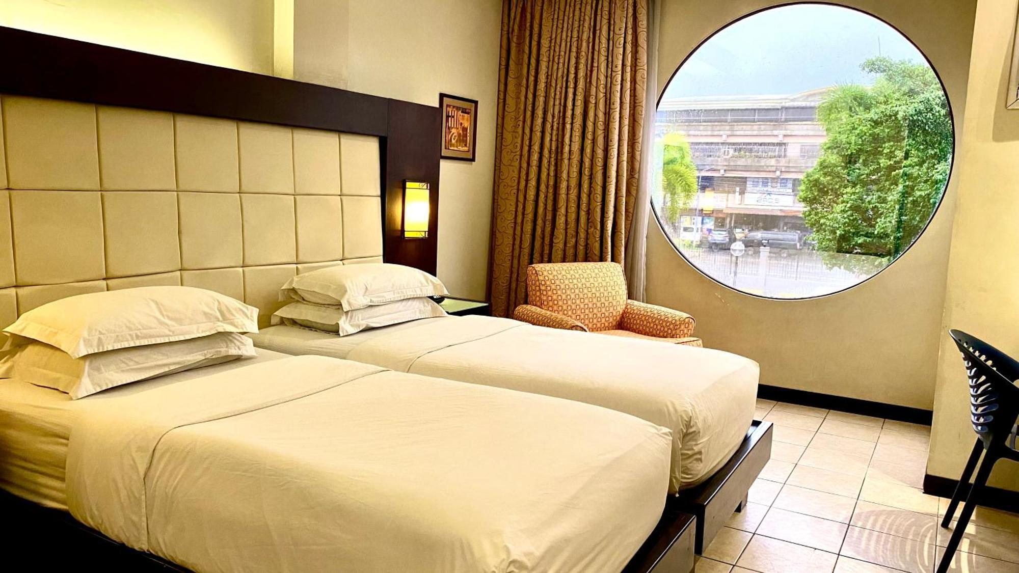 Circle Inn Hotel And Suites Bacolod Esterno foto