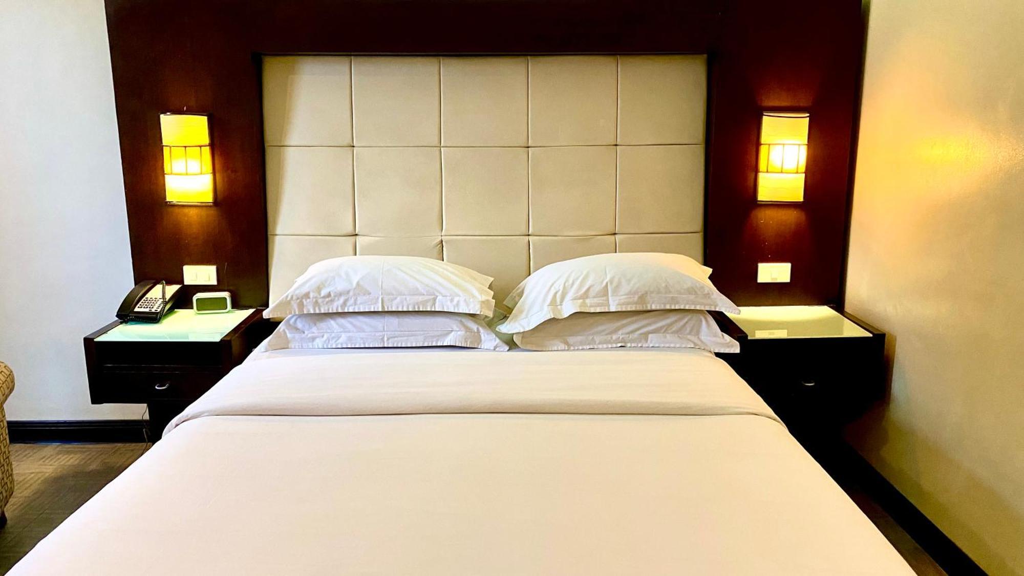 Circle Inn Hotel And Suites Bacolod Esterno foto