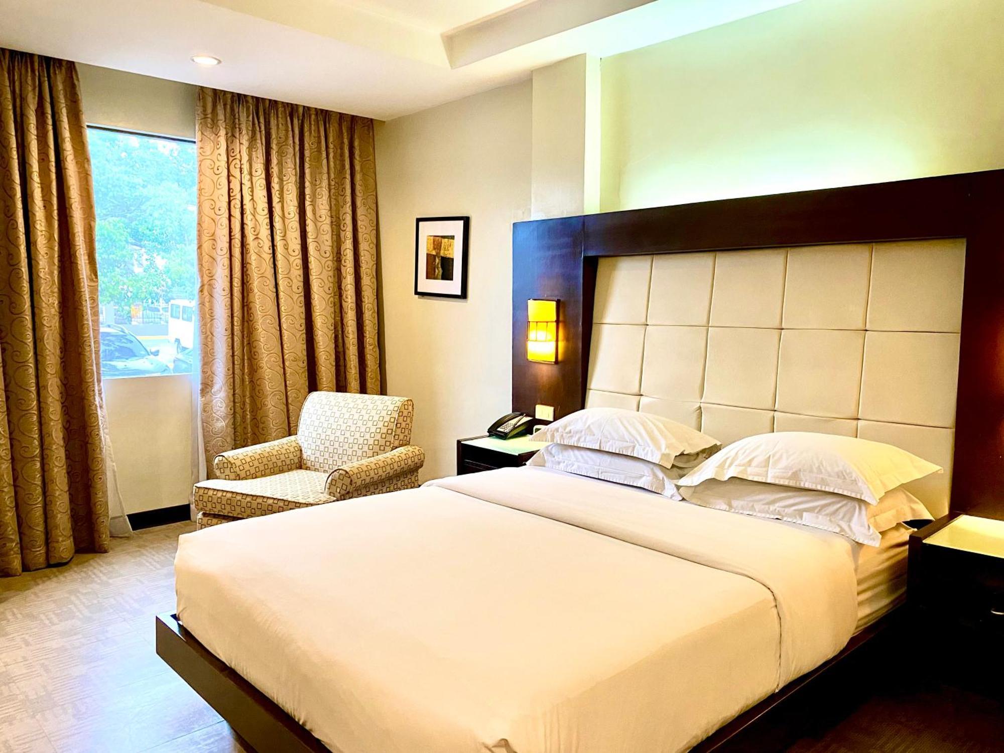 Circle Inn Hotel And Suites Bacolod Esterno foto
