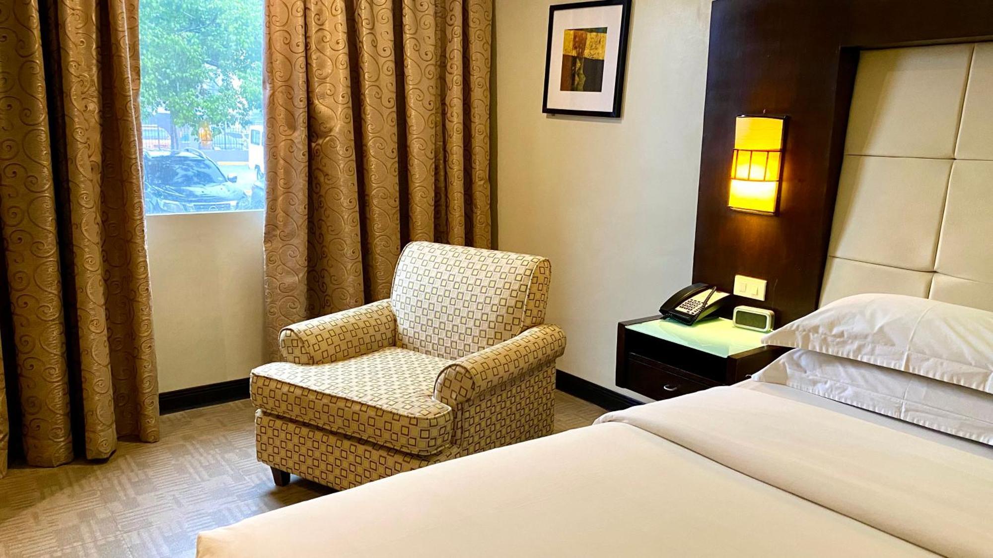 Circle Inn Hotel And Suites Bacolod Esterno foto