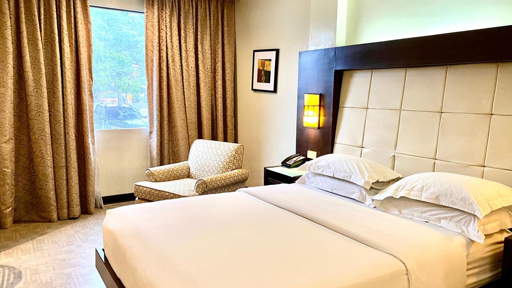 Circle Inn Hotel And Suites Bacolod Esterno foto
