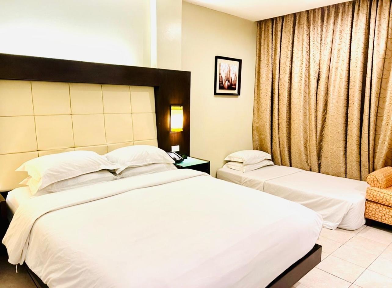 Circle Inn Hotel And Suites Bacolod Esterno foto