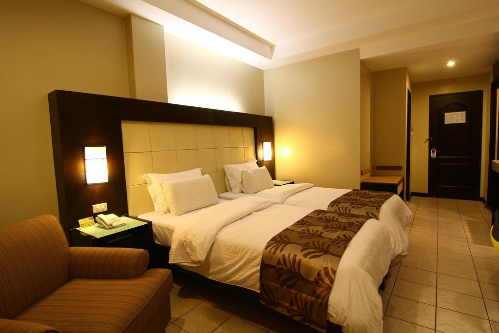 Circle Inn Hotel And Suites Bacolod Esterno foto