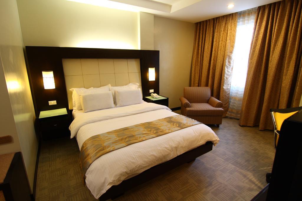 Circle Inn Hotel And Suites Bacolod Esterno foto