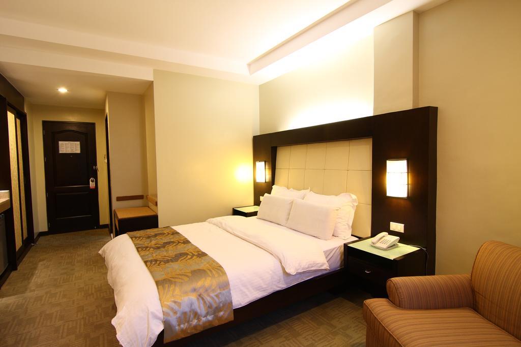 Circle Inn Hotel And Suites Bacolod Esterno foto