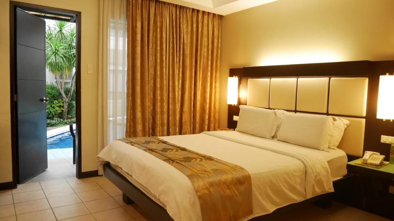 Circle Inn Hotel And Suites Bacolod Esterno foto