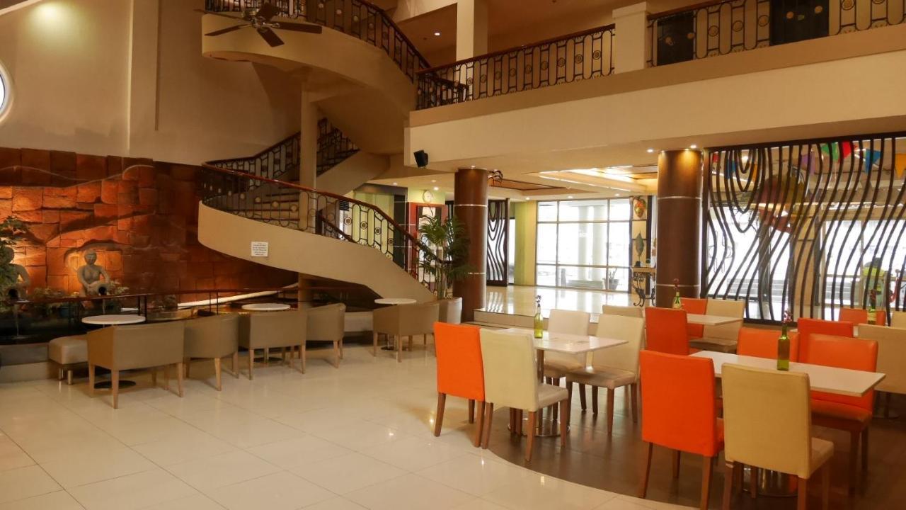 Circle Inn Hotel And Suites Bacolod Esterno foto