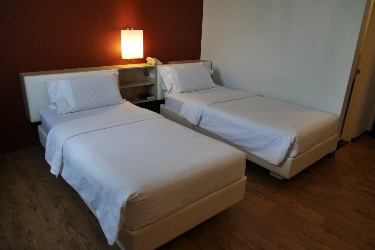 Circle Inn Hotel And Suites Bacolod Esterno foto