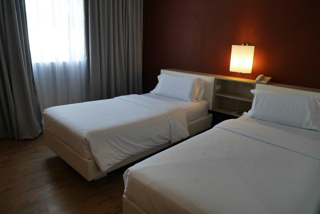 Circle Inn Hotel And Suites Bacolod Esterno foto