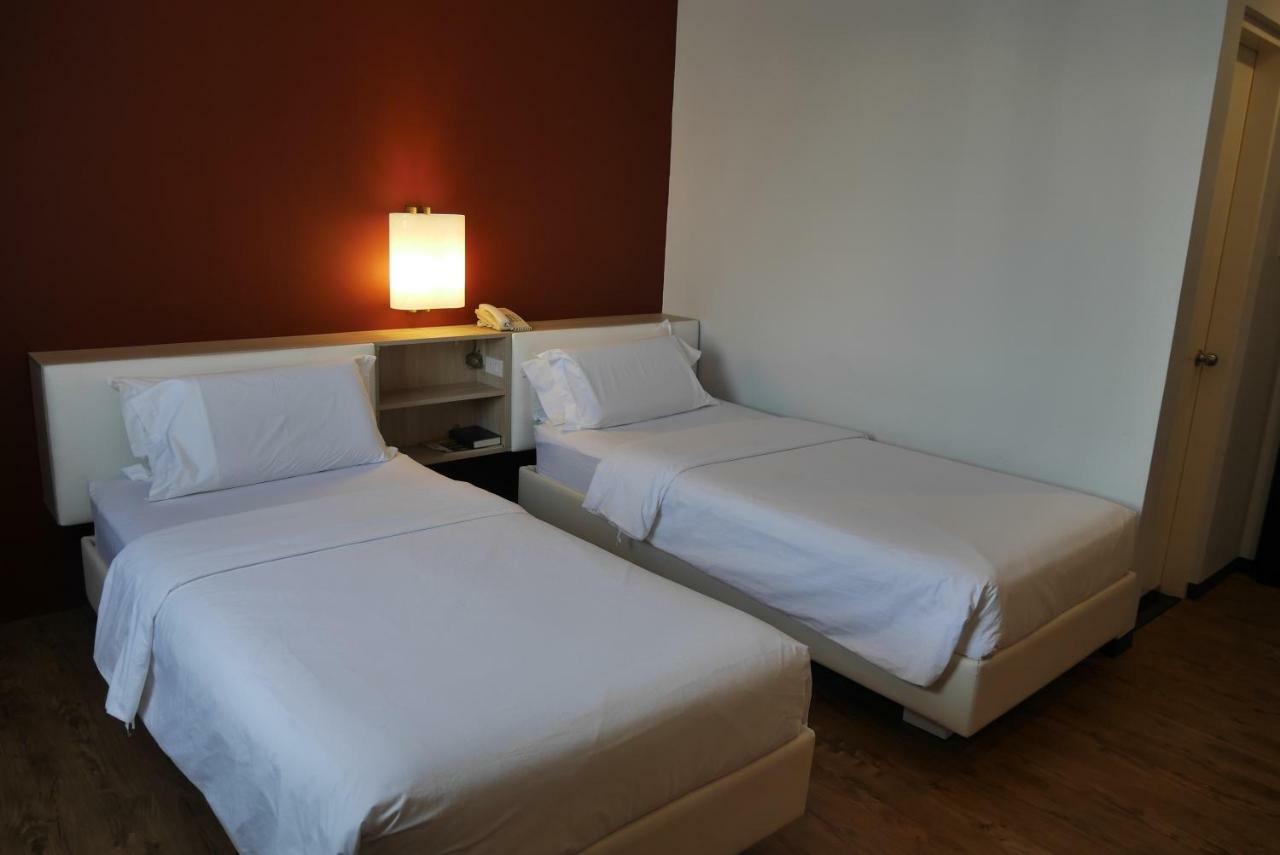 Circle Inn Hotel And Suites Bacolod Esterno foto